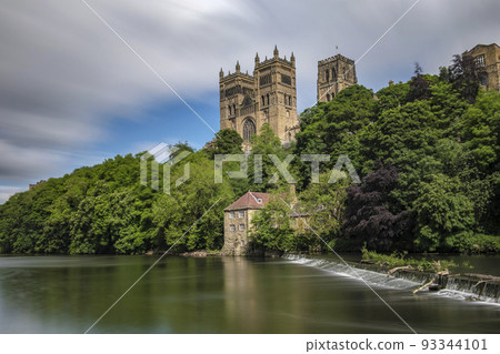 Durham Cathedral and weir on summer day 93344101