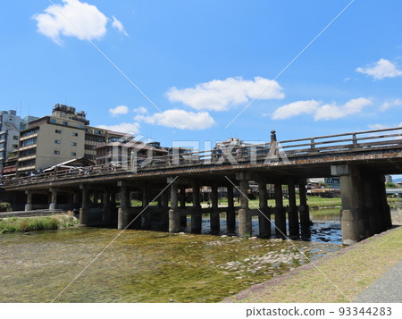 Sanjo Ohashi Bridge on the Kamo River, where the wooden railings are aging 93344283