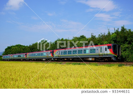 Along the Kotoku Line where the rice is colored ~2700 series, limited express Uzushio, which became a four-car train for Awa Odori transportation~ Along the Kotoku Line where the rice is colored ~2700 series, limited express Uzushio, which became a four-car train for Awa Odori transportation~ 93344631