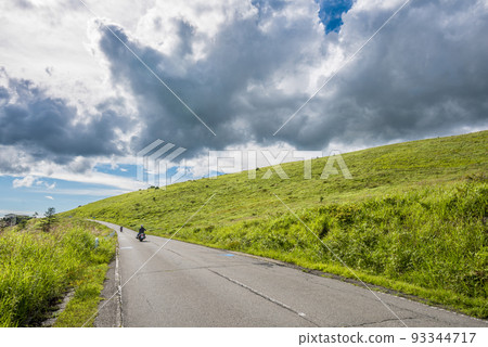 Landscape from the Venus Line in Nagano Prefecture, Kirigamine, blue sky and white clouds [August] 93344717