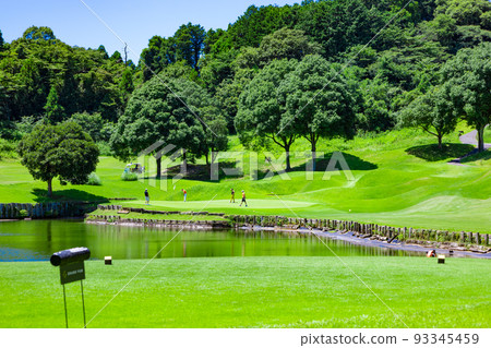 藍天高爾夫球場，具有戰略性和困難的短途路線的景色，丘陵和危險的池塘（千葉縣木更津市） 93345459