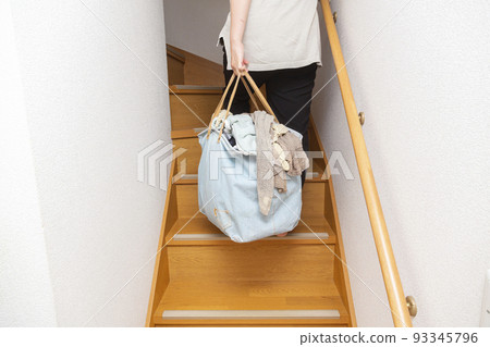 A housewife who goes to dry the laundry A housewife who goes to dry the laundry 93345796