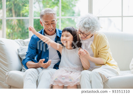 放鬆在客廳和孫的資深夫婦 93351310