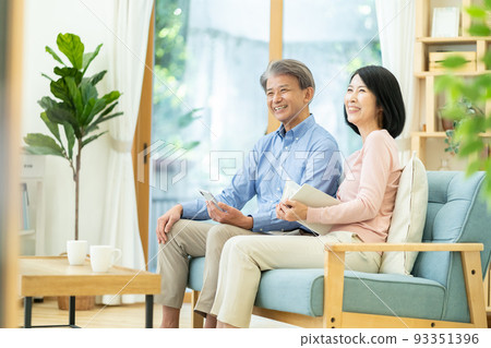 Middle-aged couple 93351396