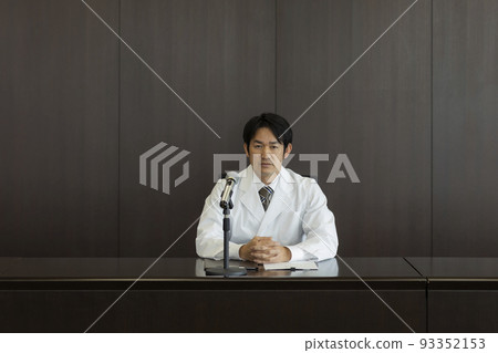 在新聞發布會上穿白大褂的男醫生 研究員 93352153