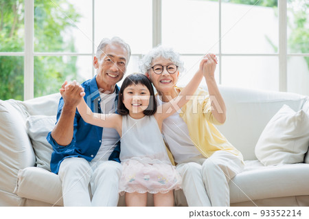 放鬆在客廳和孫的資深夫婦 放鬆在客廳和孫的資深夫婦 93352214