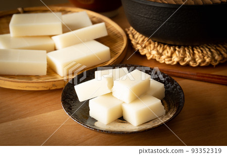 A bite-sized rice cake that is made smaller to prevent suffocation accidents. 93352319