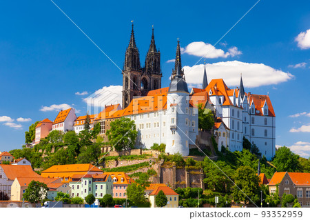 Awesome view on Albrechtsburg castle and cathedral on the river Elbe. Meissen, Saxony, Germany 93352959