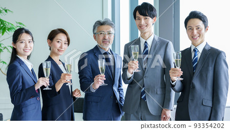 端著汽酒的商務人士 93354202