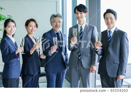 端著汽酒的商務人士 端著汽酒的商務人士 93354203