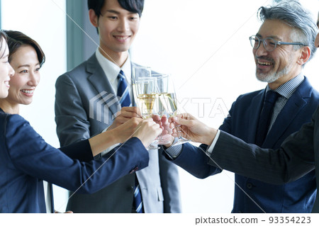 商務人士用起泡酒敬酒 93354223