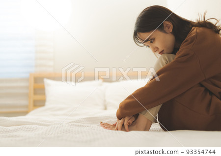 臥室裡孤獨的女人 93354744