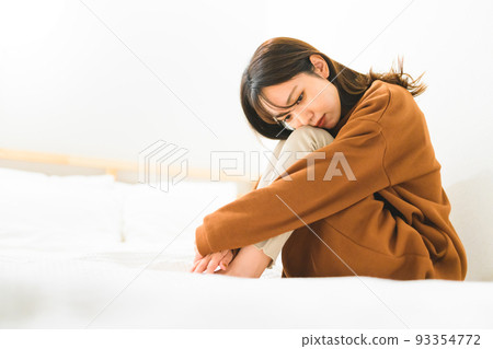 臥室裡孤獨的女人 93354772