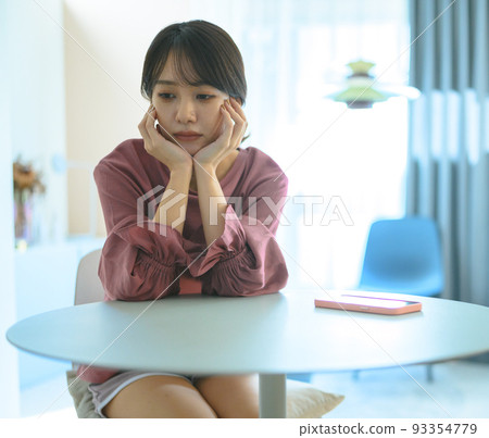 煩惱 擔心 女生 93354779