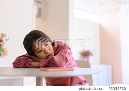 煩惱 擔心 女生 93354780