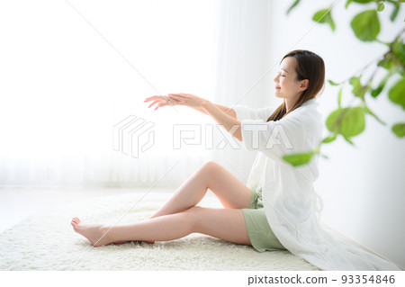美麗的女人梳理她的手 美麗的女人梳理她的手 93354846