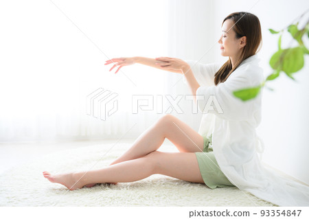 美麗的女人梳理她的手 美麗的女人梳理她的手 93354847