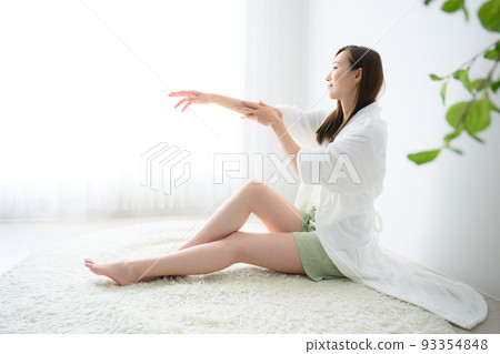 美麗的女人梳理她的手 美麗的女人梳理她的手 93354848