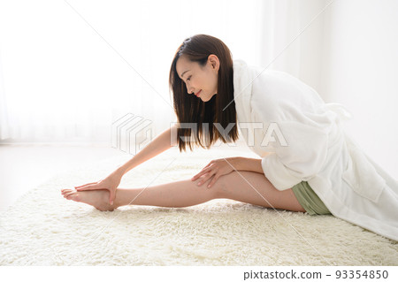 伸展她的腿的女人 伸展她的腿的女人 93354850