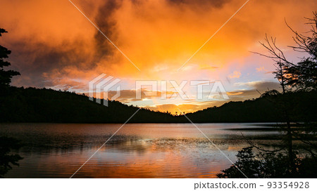 Northern Yatsugatake in summer, morning glow of Shirakoma Pond 93354928