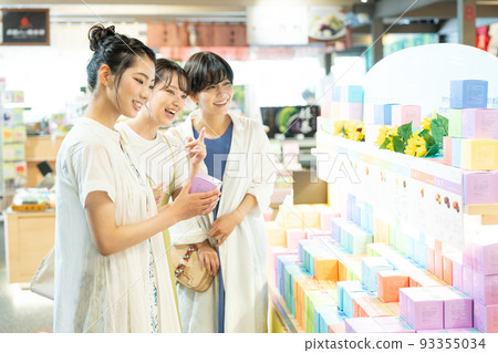 Girls' trip shopping trip 93355034