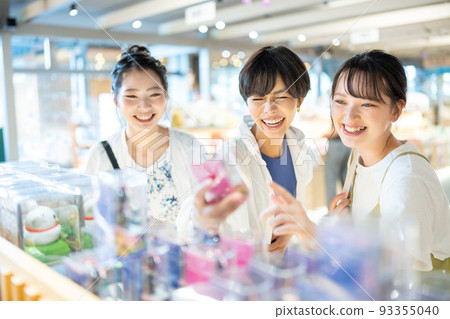 女孩的旅行購物之旅 93355040