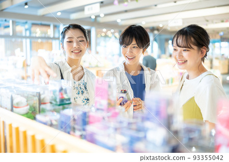 Girls' trip shopping trip 93355042