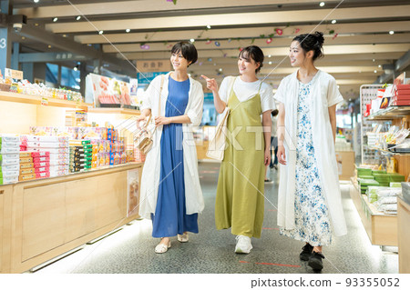Girls' trip shopping trip 93355052
