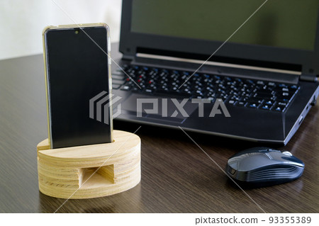 使用智能手機和筆記本電腦進行遠程工作 使用智能手機和筆記本電腦進行遠程工作 93355389