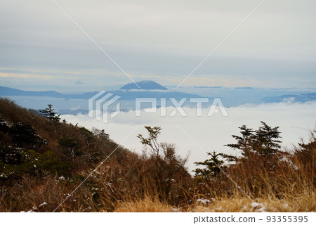 冬天從霧島山脈看櫻島 93355395