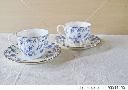 茶杯和茶托,2 位客人 茶杯和茶托,2 位客人 93355460