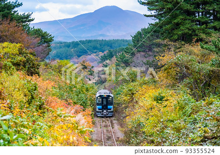 Aomori Prefecture Gono Line (Fukaura - Hiroto) ~Train running through the autumn leaves~ 93355524
