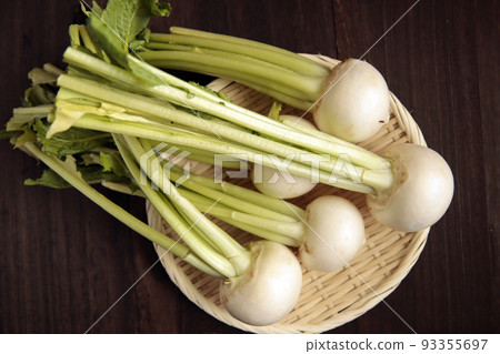 桌上新鮮採摘的健康素食蘿蔔 93355697