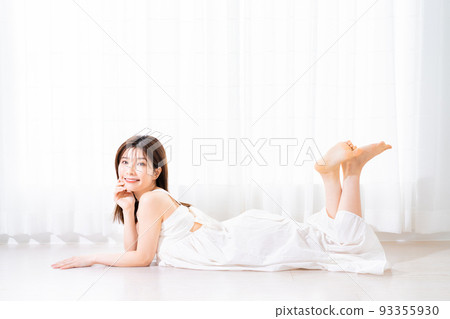 一個年輕女子躺在地板上放鬆 93355930