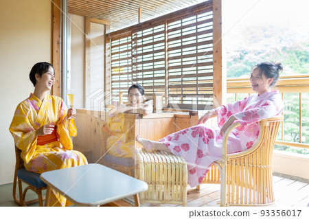 Hot spring, open-air bath, girls' trip Hot spring, open-air bath, girls' trip 93356017