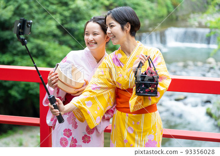 Hot spring trip, smartphone, yukata Hot spring trip, smartphone, yukata 93356028