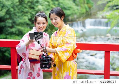 Hot spring trip, smartphone, yukata Hot spring trip, smartphone, yukata 93356031