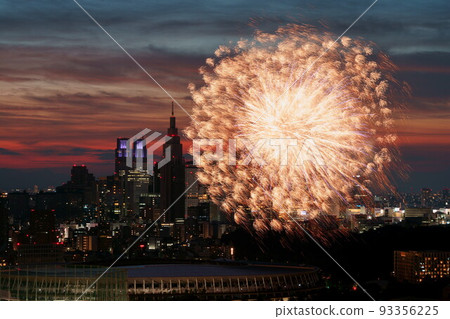 神宮外苑的煙花和新宿的夜景 93356225
