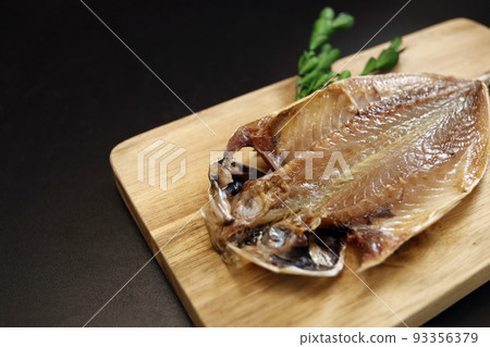 將桌上富含DHA的藍魚切開曬乾,打開曬乾的竹莢魚。 將桌上富含DHA的藍魚切開曬乾,打開曬乾的竹莢魚。 93356379