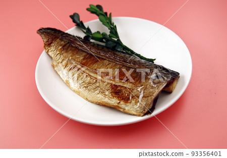 富含 DHA 的烤鯖魚,桌上的一條藍魚 富含 DHA 的烤鯖魚,桌上的一條藍魚 93356401