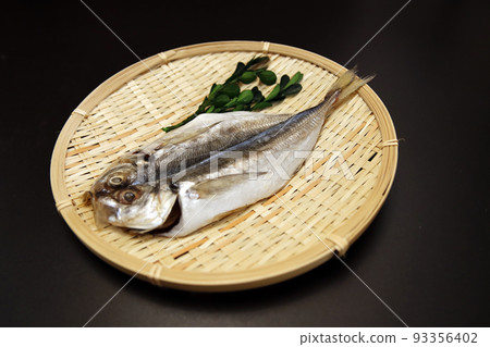 將桌上富含DHA的藍魚切開曬乾，打開曬乾的竹莢魚。 93356402