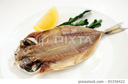 將桌上富含DHA的藍魚切開曬乾，打開曬乾的竹莢魚。 93356422