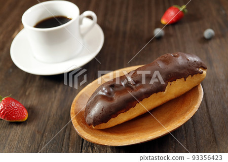 一種類似蛋糕的泡芙，不適合餐桌上糖分過多的飲食 93356423