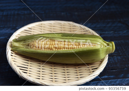 桌上新鮮採摘的健康素食玉米 桌上新鮮採摘的健康素食玉米 93356739