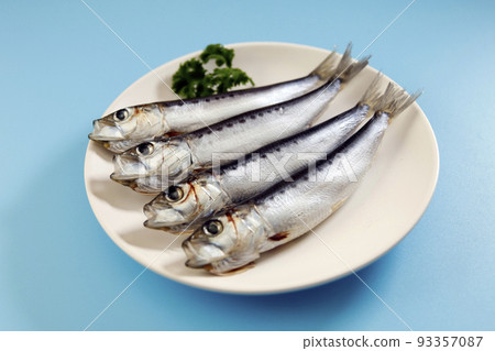 DHA-rich blue-backed fish Iwashi used for sushi and cooking of freshly picked fresh fish on the table DHA-rich blue-backed fish Iwashi used for sushi and cooking of freshly picked fresh fish on the table 93357087