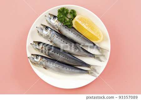 富含 DHA 的藍背魚 Iwashi 用於壽司和餐桌上新鮮採摘的新鮮魚的烹飪 富含 DHA 的藍背魚 Iwashi 用於壽司和餐桌上新鮮採摘的新鮮魚的烹飪 93357089