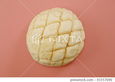新鮮出爐的甜瓜麵包,一種經典的日本小吃,在桌上 新鮮出爐的甜瓜麵包,一種經典的日本小吃,在桌上 93357090