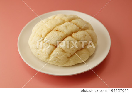 新鮮出爐的甜瓜麵包,一種經典的日本小吃,在桌上 新鮮出爐的甜瓜麵包,一種經典的日本小吃,在桌上 93357091