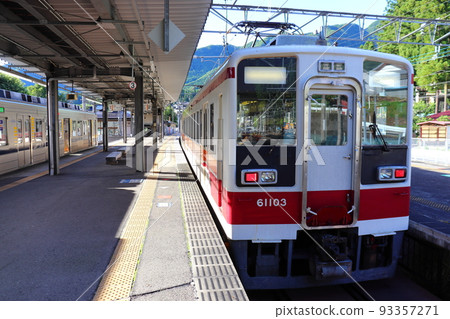 新藤原站 6050 系列列車的八重鐵道車廂 93357271