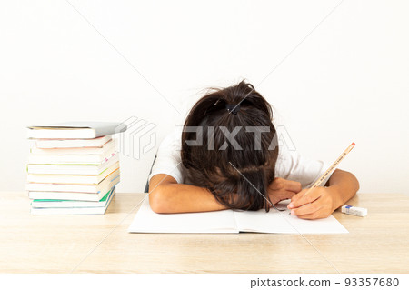 Child who cannot concentrate on study 93357680